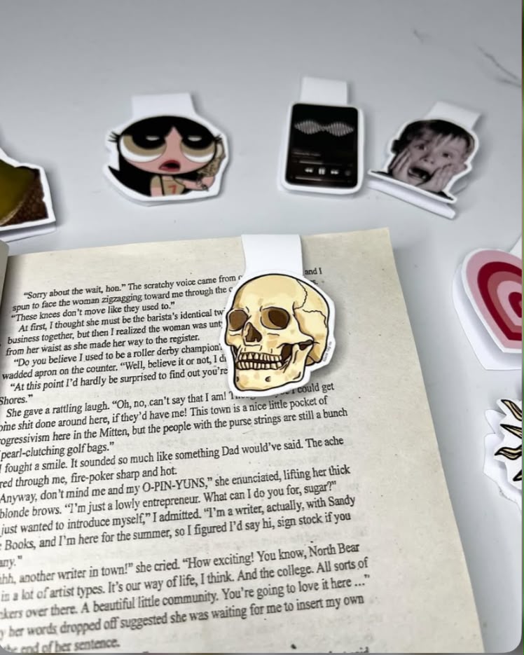 Skull magnetic bookmark thumbnail