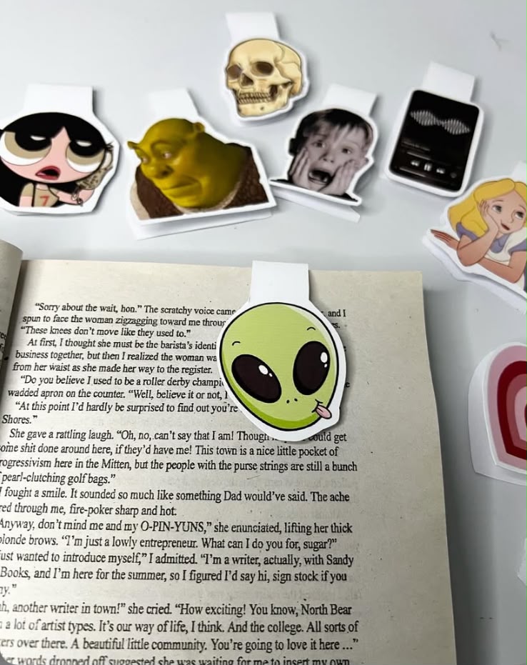 Alien magnetic bookmark thumbnail